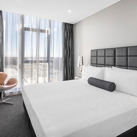 Meriton Suites Mascot Central Sydney Exteriér fotografie A bedroom at the hotel