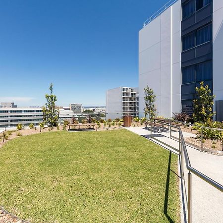 Meriton Suites Mascot Central Sydney Exteriér fotografie The rooftop garden at the Gold Coast University Hospital