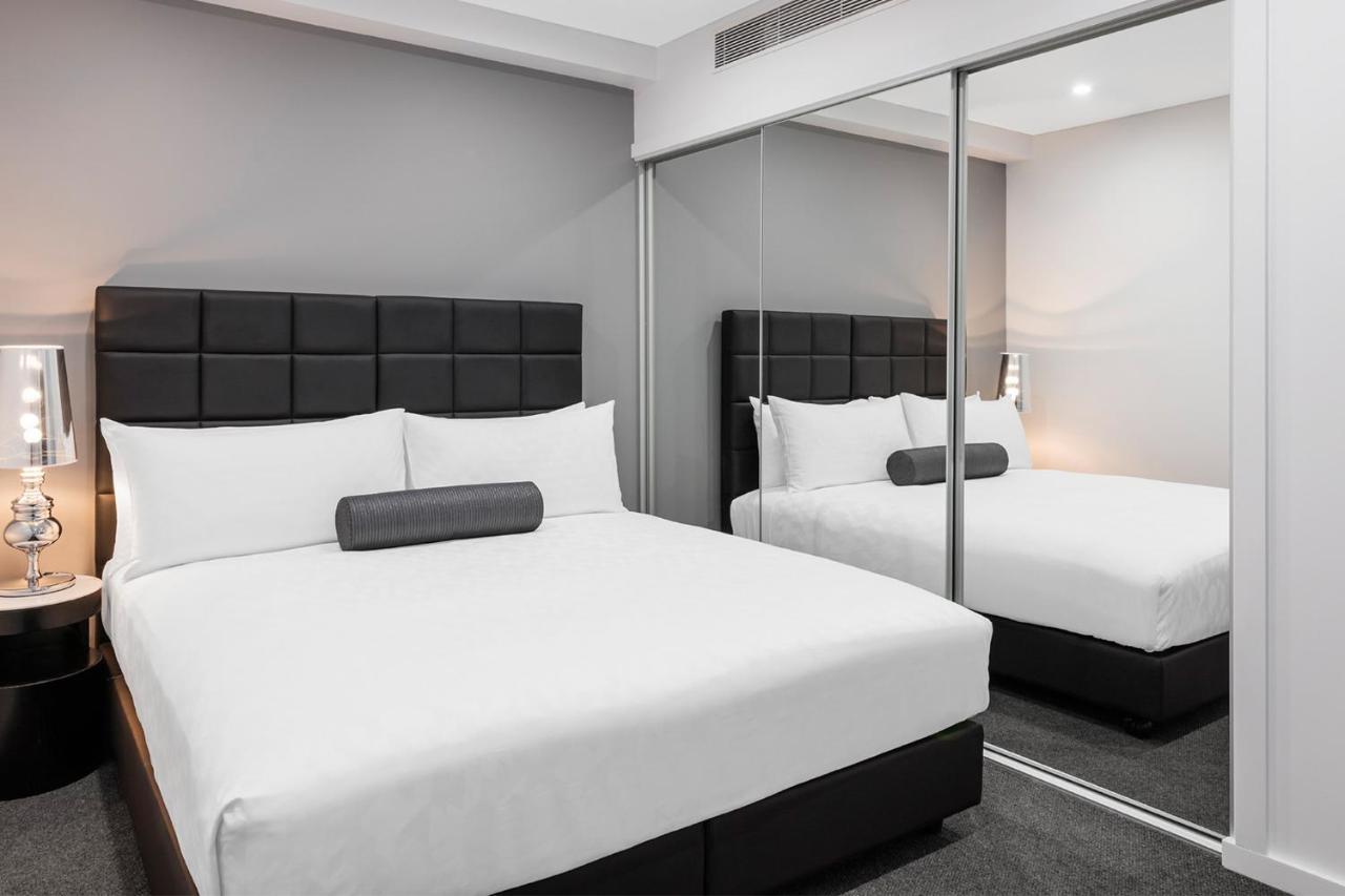 Meriton Suites Mascot Central Sydney Exteriér fotografie A bedroom at the hotel