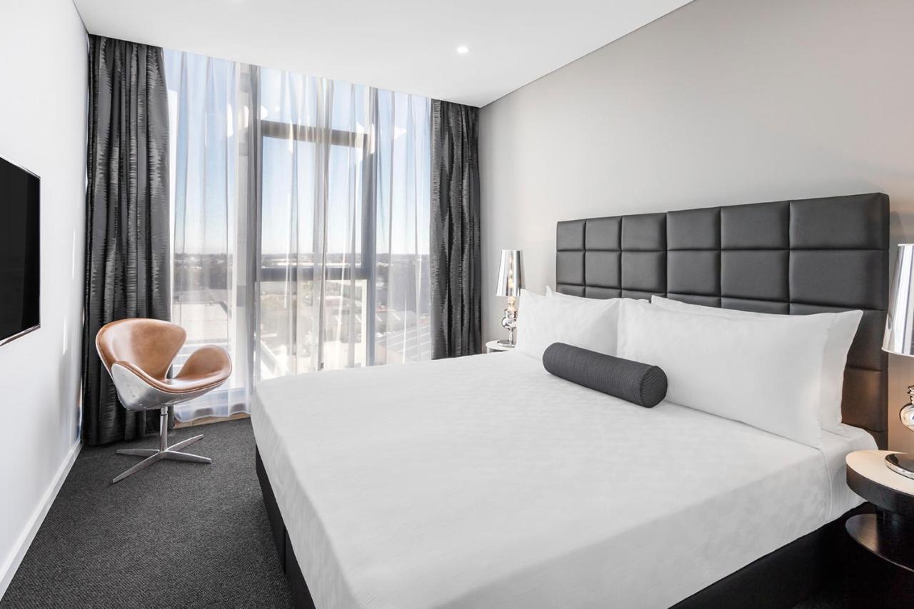 Meriton Suites Mascot Central Sydney Exteriér fotografie A bedroom at the hotel
