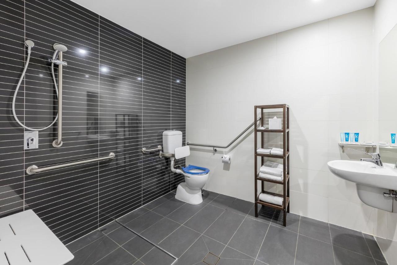 Meriton Suites Mascot Central Sydney Exteriér fotografie A wet room in a hotel
