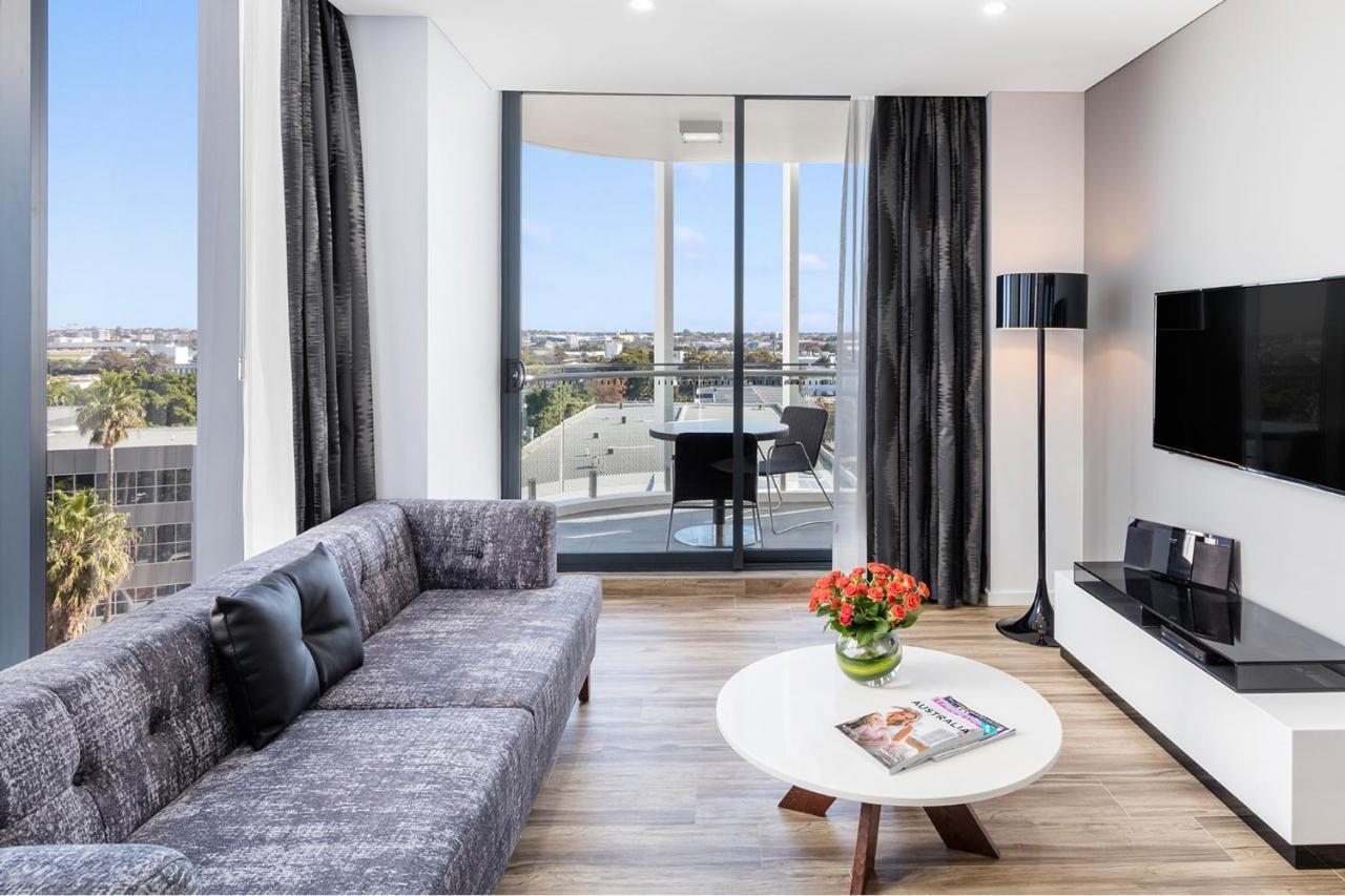 Meriton Suites Mascot Central Sydney Exteriér fotografie A living room in a typical apartment