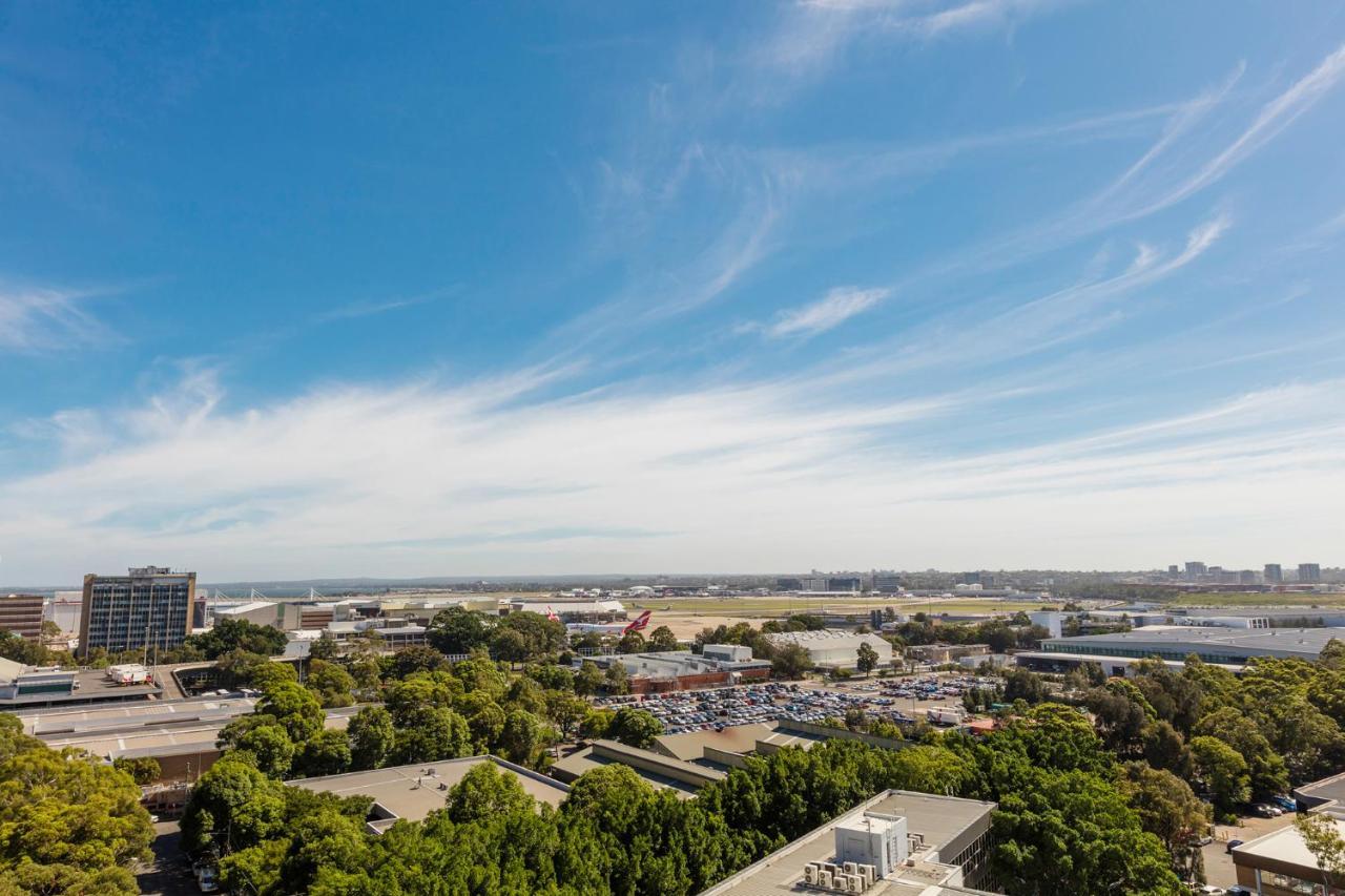 Meriton Suites Mascot Central Sydney Exteriér fotografie View of the airport from the San Diego Marriott