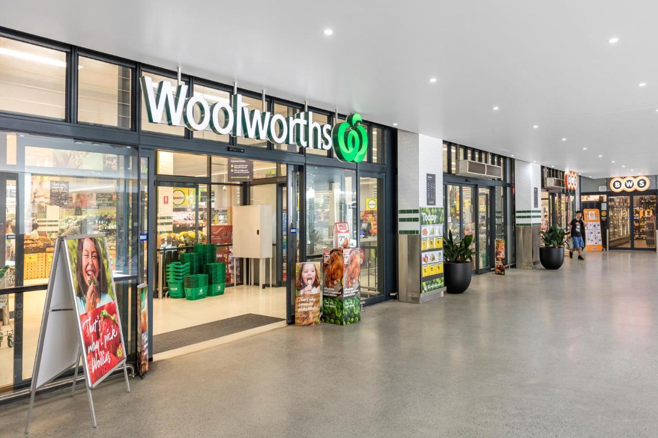 Meriton Suites Mascot Central Sydney Exteriér fotografie Woolworths at Canal Walk