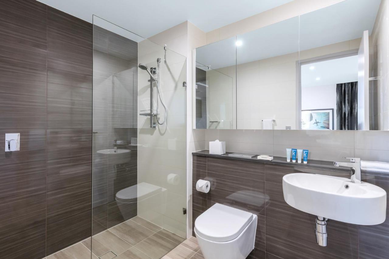 Meriton Suites Mascot Central Sydney Exteriér fotografie A modern bathroom