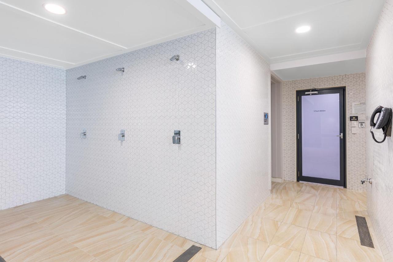 Meriton Suites Mascot Central Sydney Exteriér fotografie A shower room