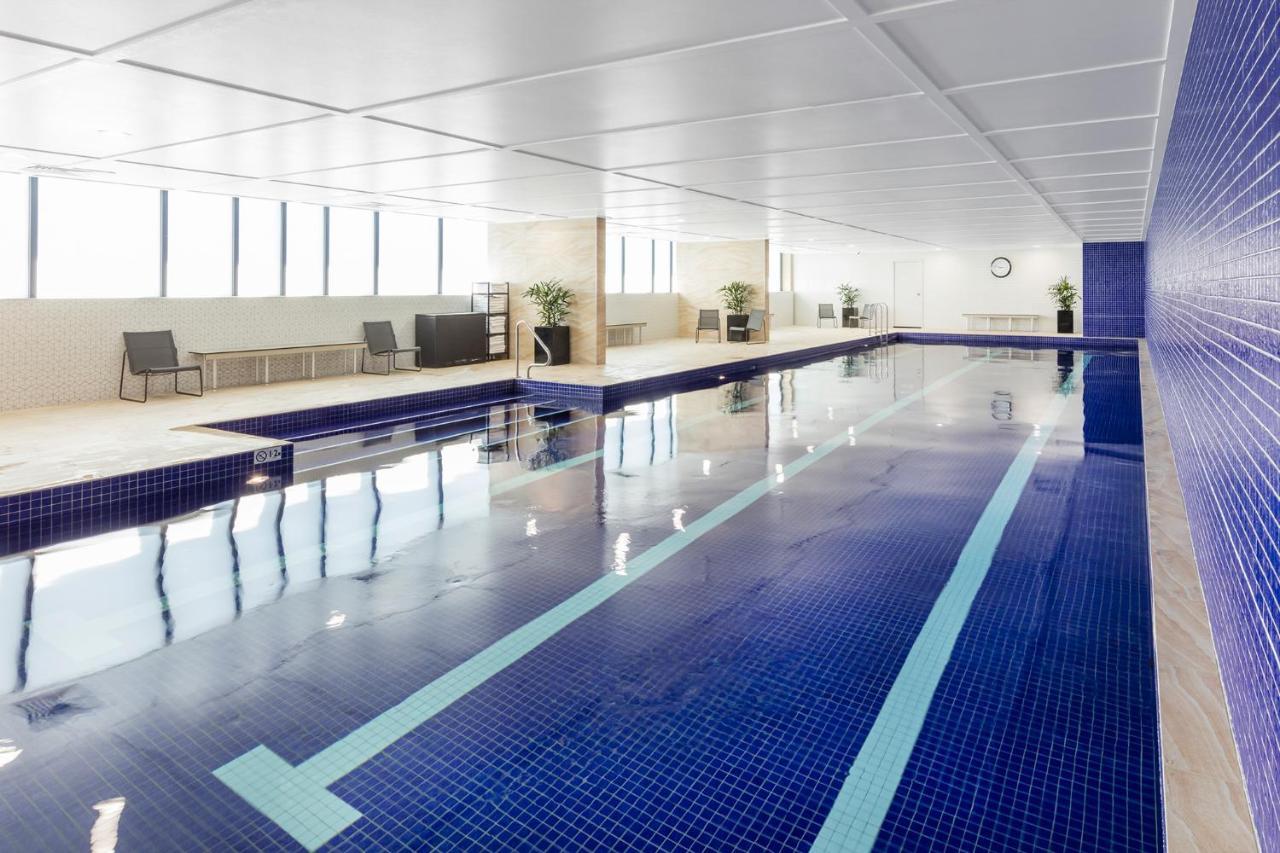 Meriton Suites Mascot Central Sydney Exteriér fotografie The pool at the hotel